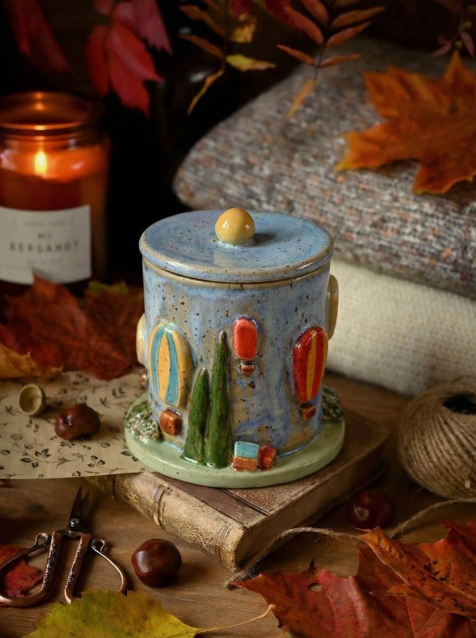 Баночка с воздушными шарами — закрытая, на осеннем фоне